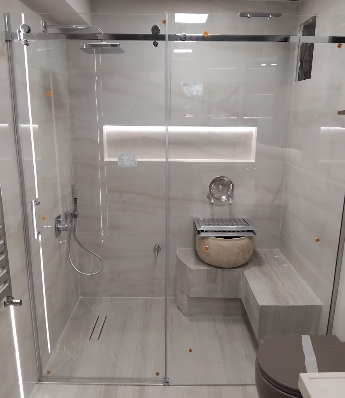 Modern Duş Kabini - LED Aydınlatmalı ve Oturma Bankı